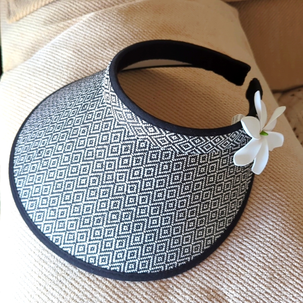 Unbranded visor w/ flower. Excellent condition!